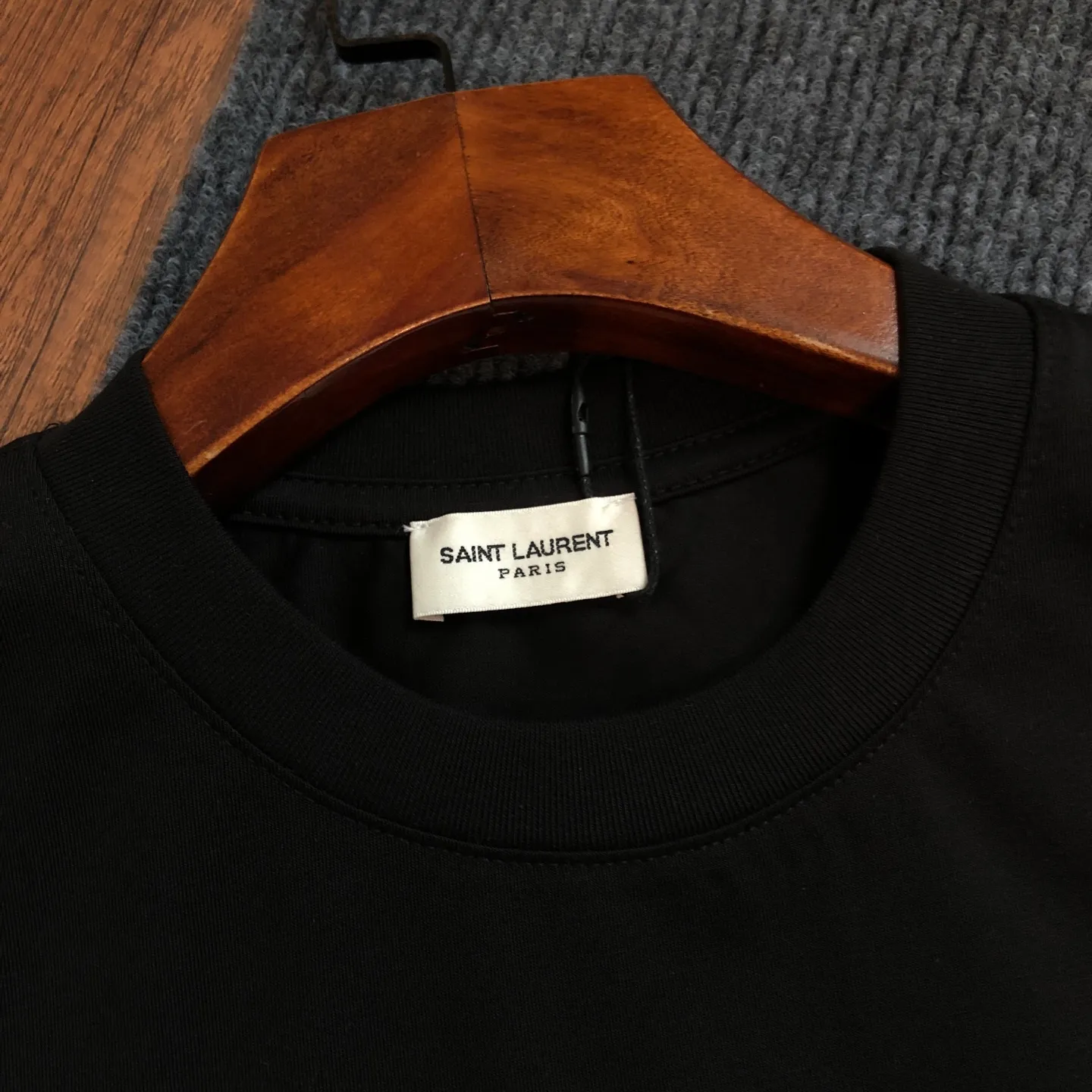 Saint Laurent 2026ss New Arrival logo T ⚠ ⚠ ⚠ Quality Same Style ， ， ， 210G Versatile Quality : Black White Size : S ～ XXL S : 104 69 41.5 17.5 M : 108 71 43 18 L : 112 73 44.5 18.5 XL : 116 75 46 19 XXL : 120 77 47.5 19.5